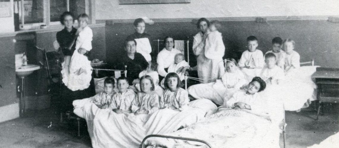 Teachers tend to children sick with Spanish Flu at Collège La Salle in Thetford Mines, Que. (Photo: Centre d'archives de la région de Thetford - Fonds galerie de nos ancêtres de l'or blanc [donateur: Juliette Dallaire]) - 1918 - Canadian Geographic