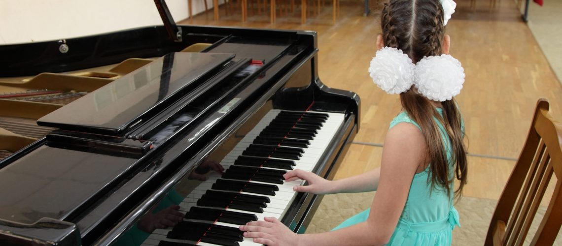 Lonely,Young,Girl,Pianist,Plays,The,Black,Grand,Piano,And