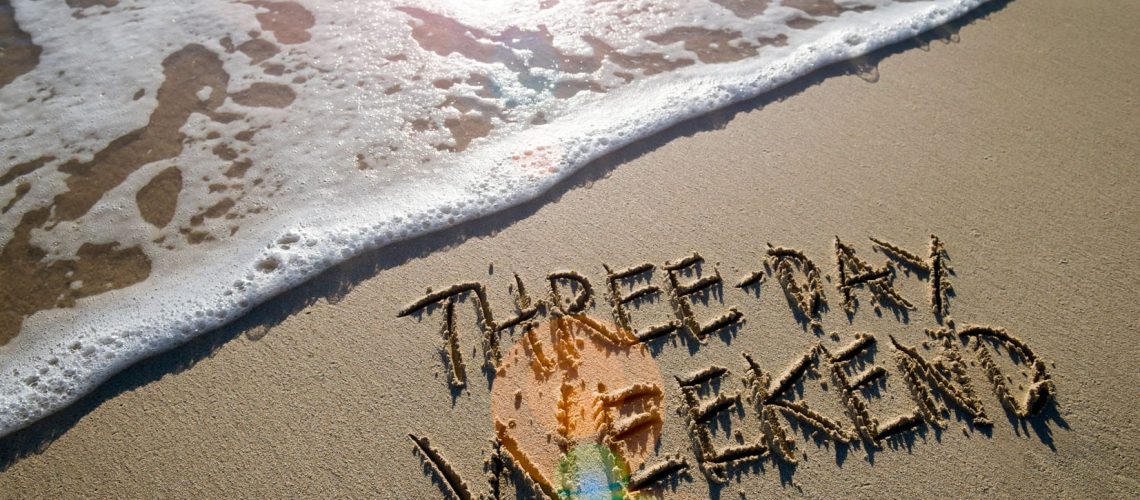 Three-day,Weekend,Message,Handwritten,On,Smooth,Sand,Beach,With,Lens